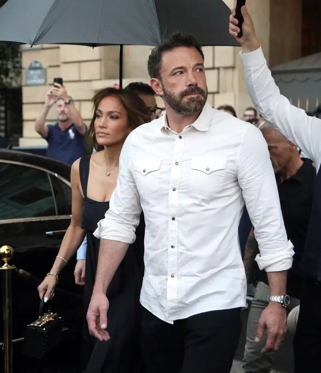 Jennifer Lopez thấy &quot;nhẹ nhõm&quot; sau khi đệ đơn ly hôn Ben Affleck - Ảnh 1.