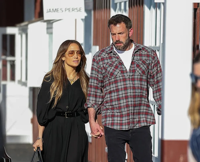 Jennifer Lopez thấy &quot;nhẹ nhõm&quot; sau khi đệ đơn ly hôn Ben Affleck - Ảnh 4.