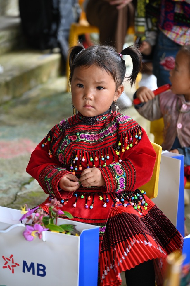 Trở thành &quot;người hùng&quot; và sẻ chia cùng trẻ em vùng khó - Ảnh 15.