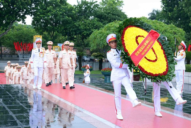 79 năm Cách mạng tháng Tám và Quốc khánh 2/9: Lãnh đạo Đảng, Nhà nước vào Lăng viếng Chủ tịch Hồ Chí Minh - Ảnh 8.