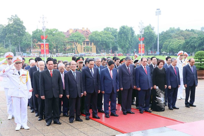 79 năm Cách mạng tháng Tám và Quốc khánh 2/9: Lãnh đạo Đảng, Nhà nước vào Lăng viếng Chủ tịch Hồ Chí Minh - Ảnh 2.