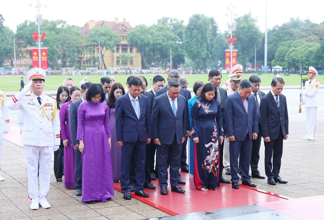 79 năm Cách mạng tháng Tám và Quốc khánh 2/9: Lãnh đạo Đảng, Nhà nước vào Lăng viếng Chủ tịch Hồ Chí Minh - Ảnh 7.