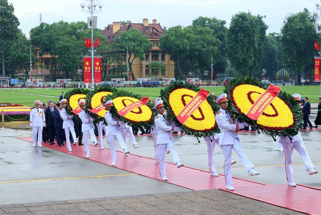 79 năm Cách mạng tháng Tám và Quốc khánh 2/9: Lãnh đạo Đảng, Nhà nước vào Lăng viếng Chủ tịch Hồ Chí Minh - Ảnh 1.