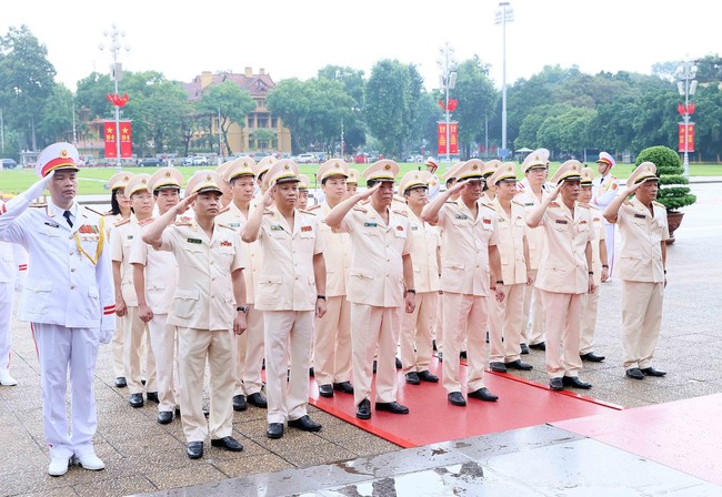 79 năm Cách mạng tháng Tám và Quốc khánh 2/9: Lãnh đạo Đảng, Nhà nước vào Lăng viếng Chủ tịch Hồ Chí Minh - Ảnh 3.