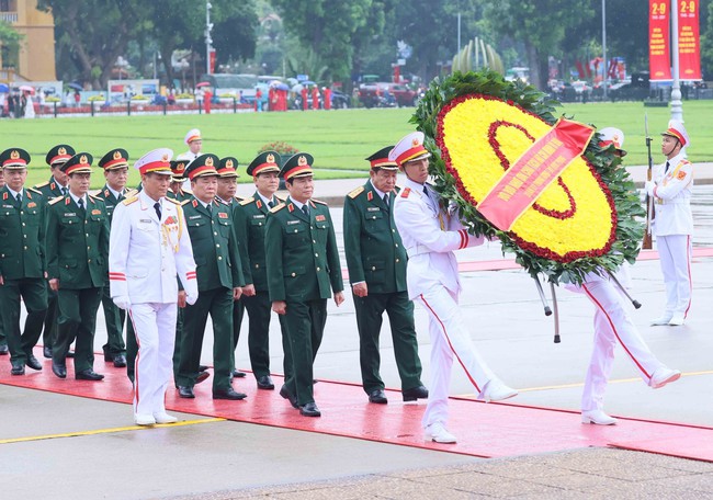 79 năm Cách mạng tháng Tám và Quốc khánh 2/9: Lãnh đạo Đảng, Nhà nước vào Lăng viếng Chủ tịch Hồ Chí Minh - Ảnh 4.