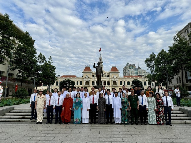 Dâng hương tưởng niệm Chủ tịch Hồ Chí Minh, Chủ tịch Tôn Đức Thắng - Ảnh 3.