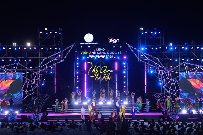 Đảo Hòn Tre bùng nổ &quot;đại tiệc&quot; lễ hội Vịnh ánh sáng quốc tế Nha Trang 2024 - Ảnh 1.