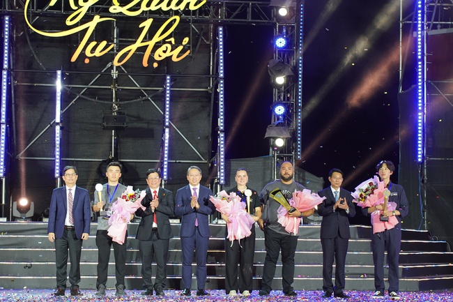 Đảo Hòn Tre bùng nổ &quot;đại tiệc&quot; lễ hội Vịnh ánh sáng quốc tế Nha Trang 2024 - Ảnh 9.