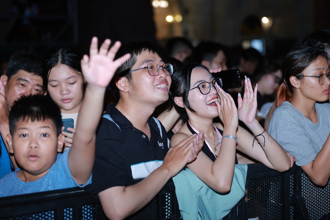 Đảo Hòn Tre bùng nổ &quot;đại tiệc&quot; lễ hội Vịnh ánh sáng quốc tế Nha Trang 2024 - Ảnh 6.