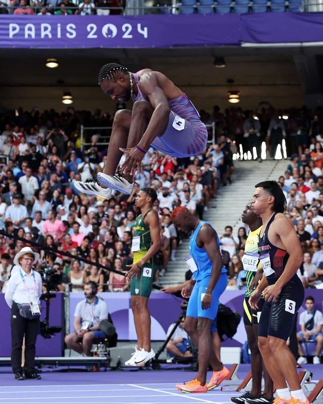 Màn khởi động nhảy lên không trung của HCV 100m nam gây sốt Olympic Paris - Ảnh 1.