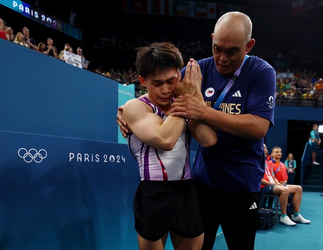 Người hùng Đông Nam Á - Carlos Yulo: Tranh cãi, mâu thuẫn và 2 tấm HCV Olympic - Ảnh 1.