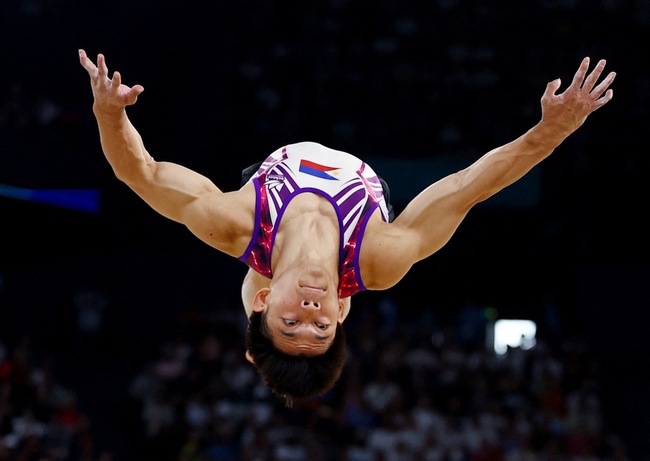 Niềm tự hào Đông Nam Á tại Olympic Carlos Yulo và mối tình ngọt ngào với bạn gái ở Việt Nam - Ảnh 1.