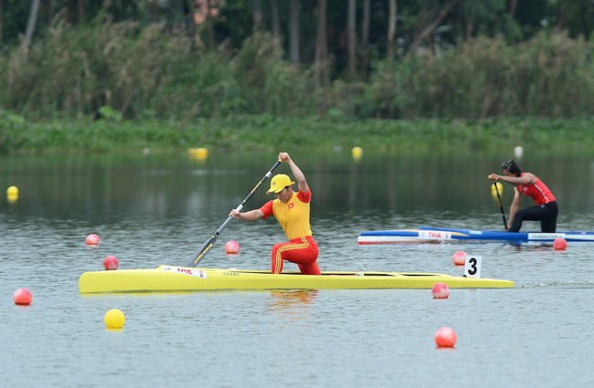 Tuyển thủ Nguyễn Thị Hương thi đấu môn Canoeing: Chớ thấy sóng cả mà ngã tay chèo! - Ảnh 1.