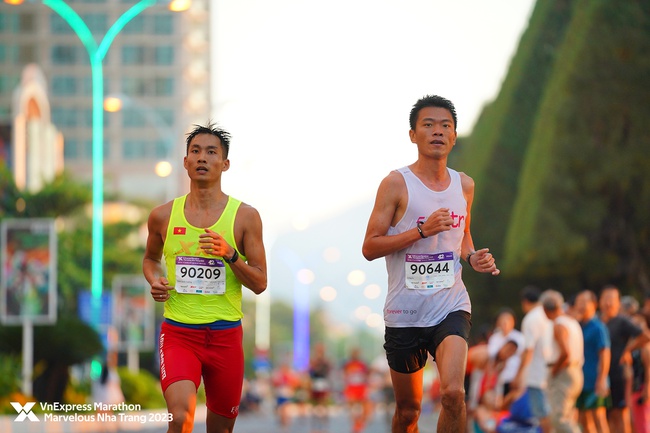 VĐV Việt Nam cạnh tranh giải thưởng ở VnExpress Marathon Nha Trang 2024