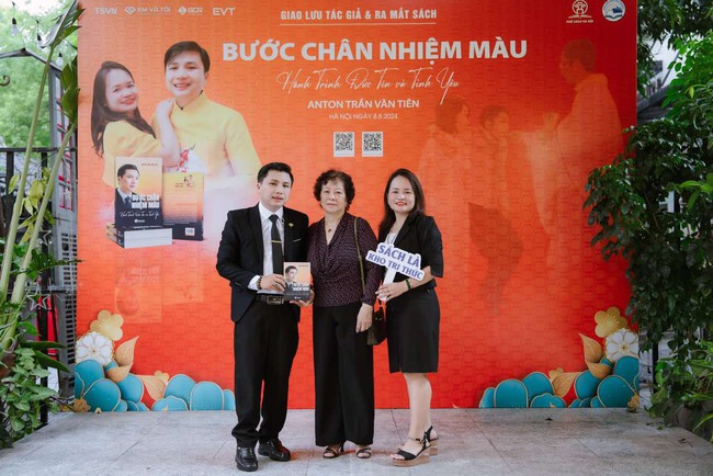 Tự truyện &quot;Bước chân nhiệm màu&quot;: Hành trình đầy nghị lực đến thành công của Trần Văn Tiên - Ảnh 4.