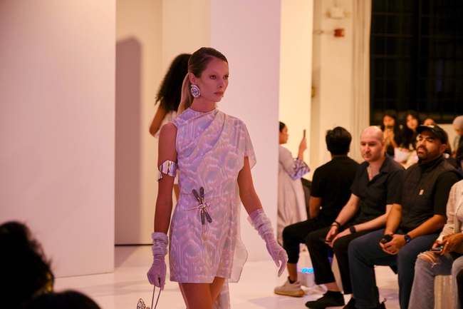 Nguyễn Hưng Phúc làm đạo diễn catwalk ở New York Fashion Week - Ảnh 4.