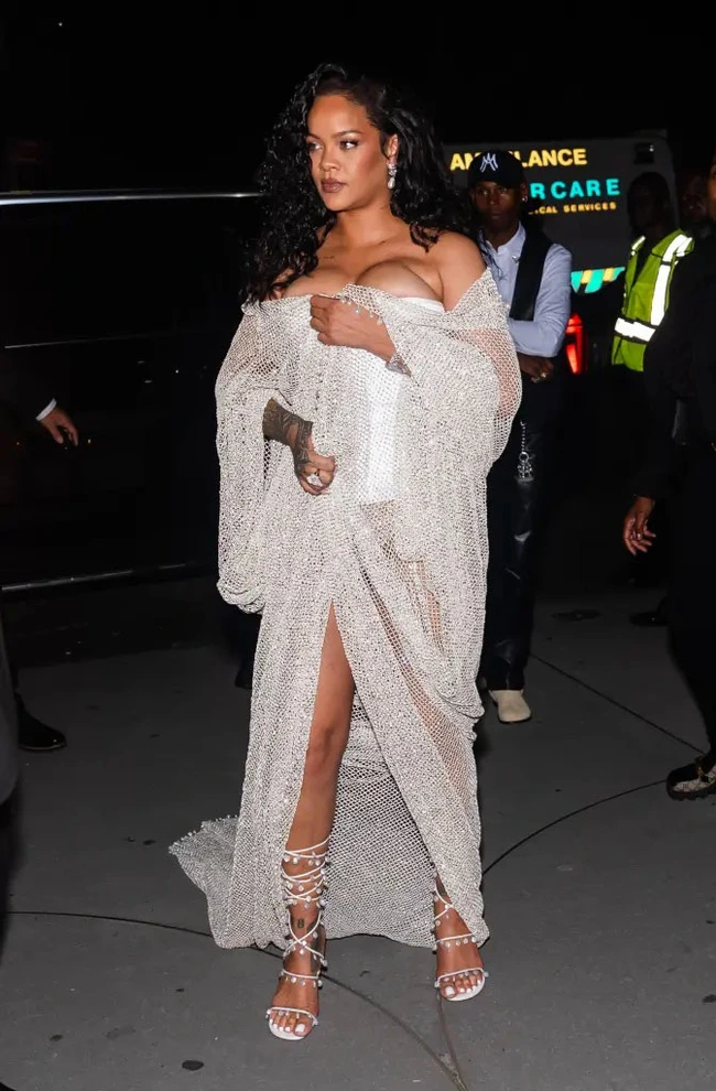 Rihanna gây choáng với chiếc áo khoác 20.000 USD và hơn kim cương 640.000 USD tại NYFW - Ảnh 4.