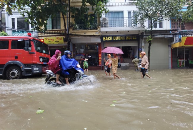 Mưa lớn, nhiều trường học ở Hà Nội và một số tỉnh tạm dừng học trực tiếp  - Ảnh 1.