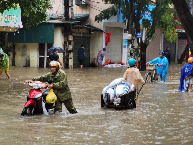 Mưa lớn, nhiều trường học ở Hà Nội và một số tỉnh tạm dừng học trực tiếp  - Ảnh 2.