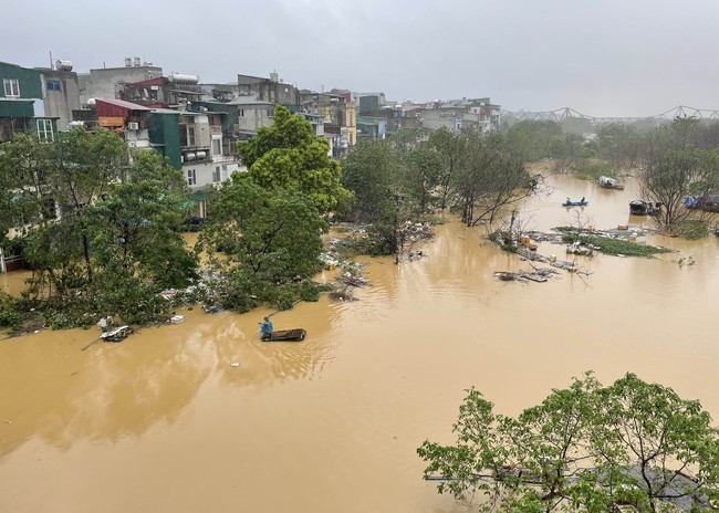  Lũ trên sông Hồng ở Hà Nội vượt báo động 2 - Ảnh 2.