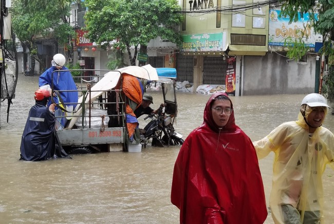 Mưa chồng lên lũ, Hà Nội gồng mình chống đỡ - Ảnh 7.