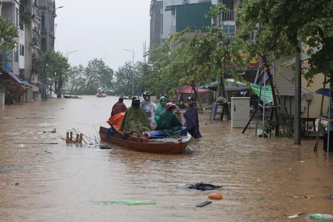 Mưa chồng lên lũ, Hà Nội gồng mình chống đỡ - Ảnh 6.