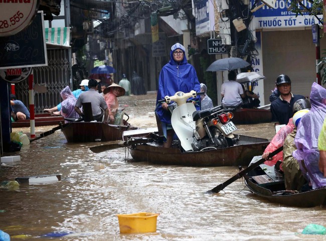 Mưa chồng lên lũ, Hà Nội gồng mình chống đỡ - Ảnh 4.