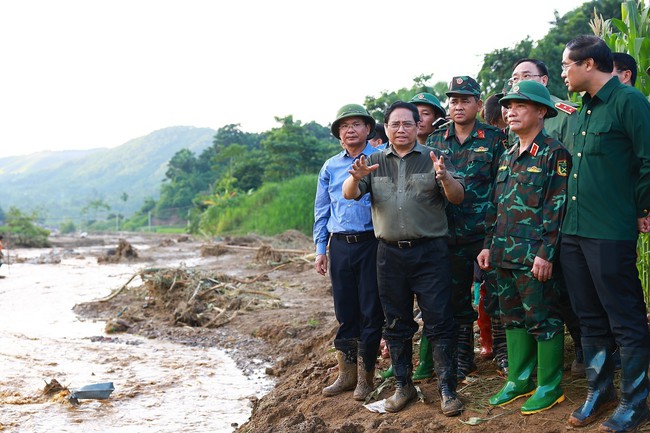 Thủ tướng Phạm Minh Chính thị sát tìm kiếm nạn nhân tại nơi sạt lở kinh hoàng - Làng Nủ, Lào Cai - Ảnh 4.