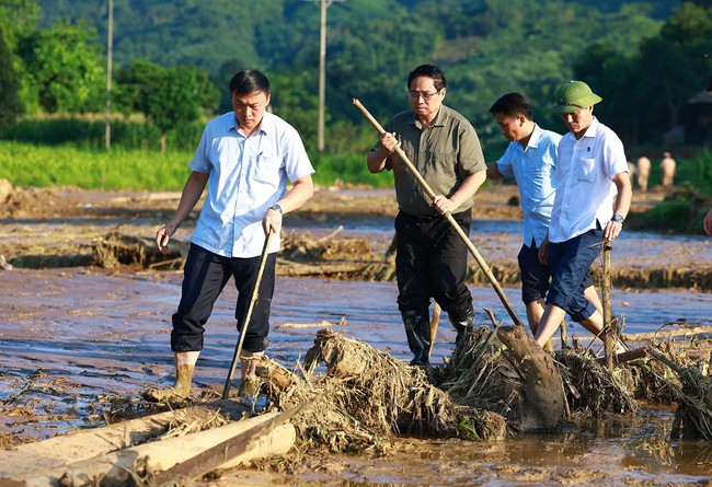 Tình dân tộc, nghĩa đồng bào - &quot;sức mạnh mềm&quot; vượt bão, lũ - Ảnh 2.