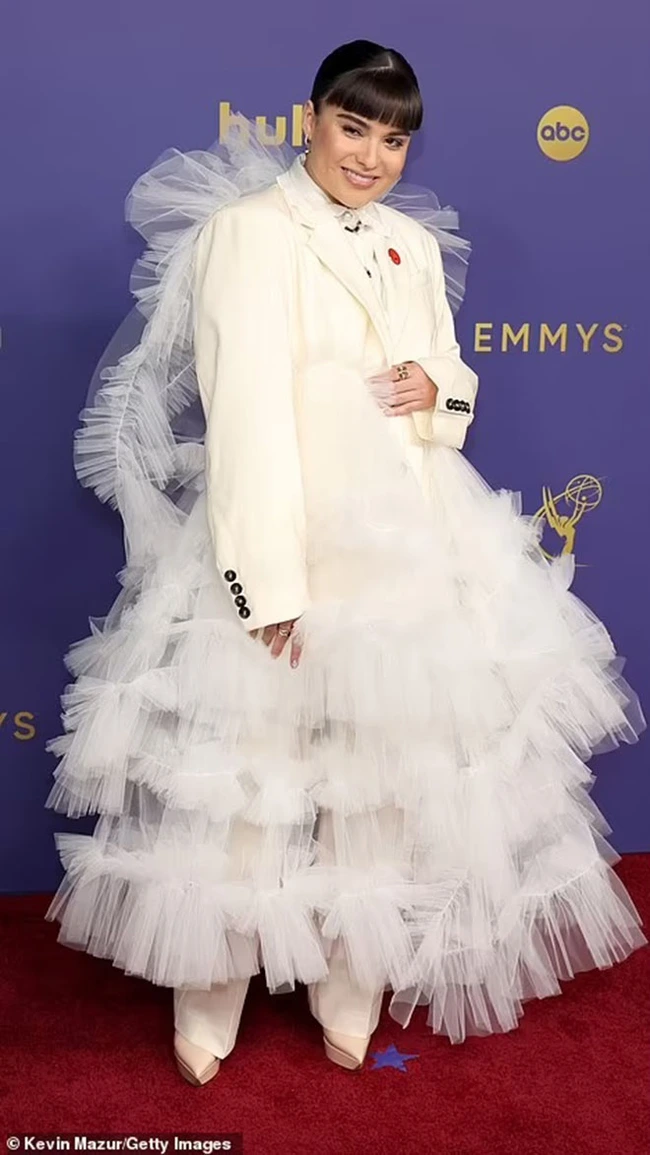 emmy-suit3-17264707838861115606348.jpg