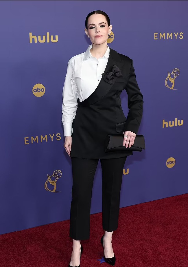 emmy-suit7-17264715083701158870362.jpg