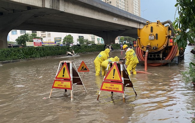 Nhiều điểm trên các tuyến phố Hà Nội ngập sâu sau mưa lớn, giao thông ùn tắc cục bộ - Ảnh 2.