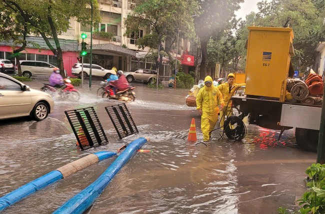 Nhiều điểm trên các tuyến phố Hà Nội ngập sâu sau mưa lớn, giao thông ùn tắc cục bộ - Ảnh 4.