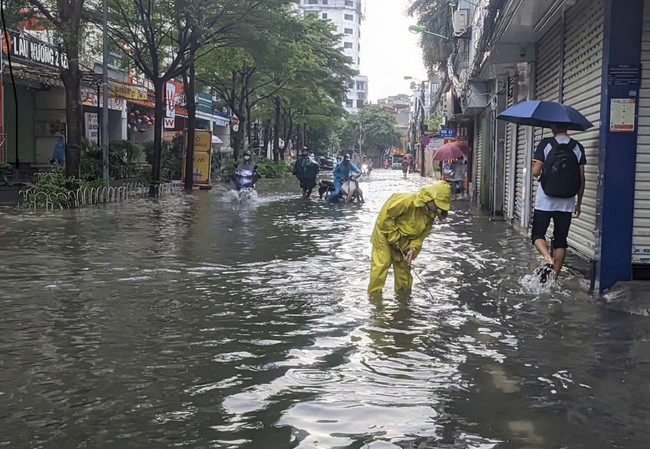 Nhiều điểm trên các tuyến phố Hà Nội ngập sâu sau mưa lớn, giao thông ùn tắc cục bộ - Ảnh 5.