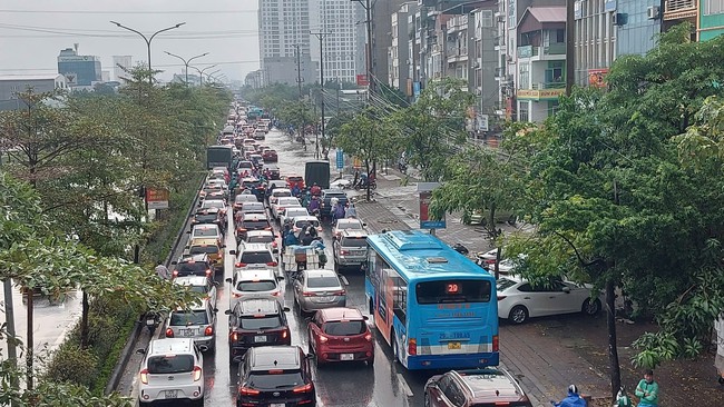 Nhiều điểm trên các tuyến phố Hà Nội ngập sâu sau mưa lớn, giao thông ùn tắc cục bộ - Ảnh 7.