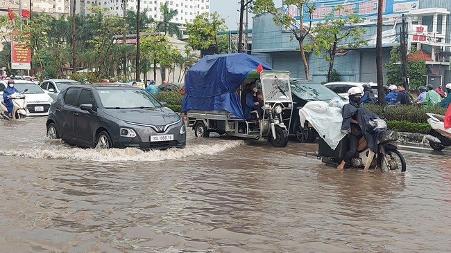 Nhiều điểm trên các tuyến phố Hà Nội ngập sâu sau mưa lớn, giao thông ùn tắc cục bộ - Ảnh 6.