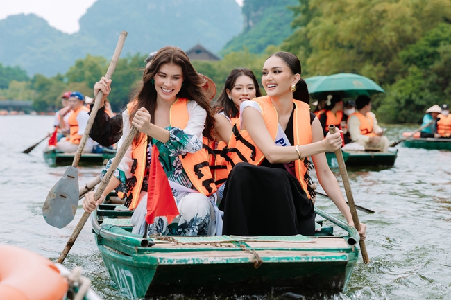 Thí sinh Miss Cosmo 2024 hào hứng đi đò, mê đắm cảnh đẹp ở Ninh Bình - Ảnh 5.