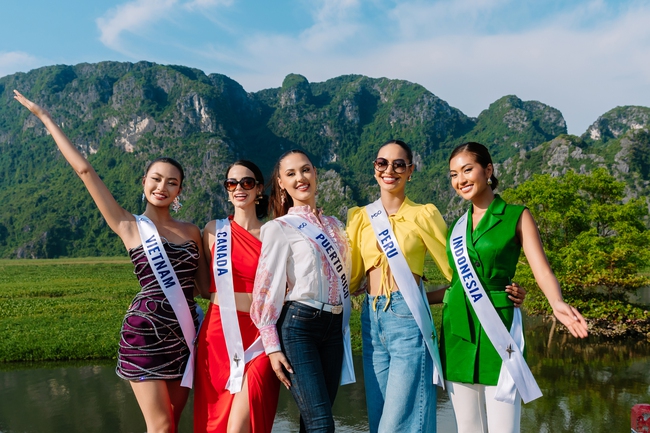 Thí sinh Miss Cosmo 2024 hào hứng đi đò, mê đắm cảnh đẹp ở Ninh Bình - Ảnh 2.