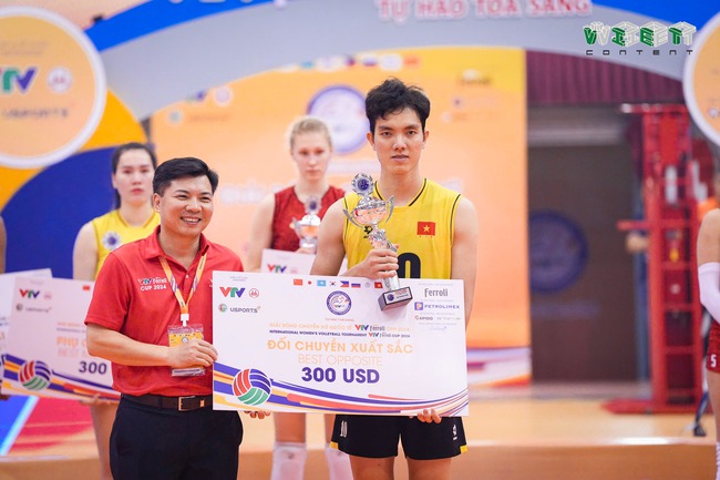 Bích Tuyền nhận giải thưởng &quot;Đối chuyền xuất sắc nhất&quot; ở VTV Cup 2024