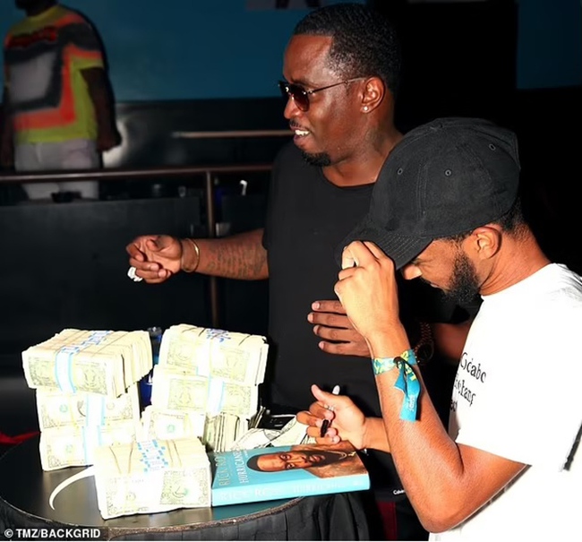 (Post 7) ​​Diddy accused of sex trafficking: $400 million empire threatened - Photo 3.