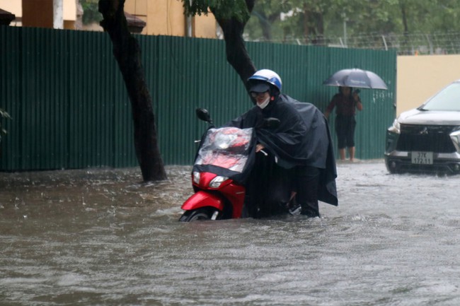 Mưa to, nhiều tuyến đường ở thành phố Vinh ngập sâu - Ảnh 6.