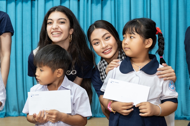 Dàn người đẹp Miss Cosmo nhiệt tình trao quà cho học sinh khó khăn ở Long An - Ảnh 1.