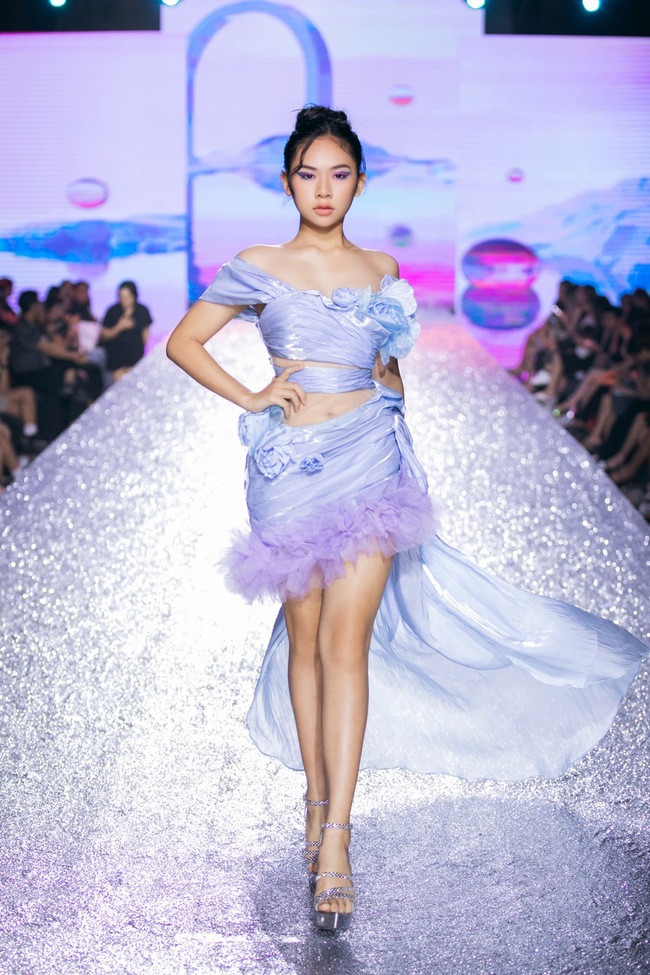 Phan Thuần Anh - Nàng thơ của SinB tỏa sáng rực rỡ tại Destination Runway Fashion Week - Ảnh 1.