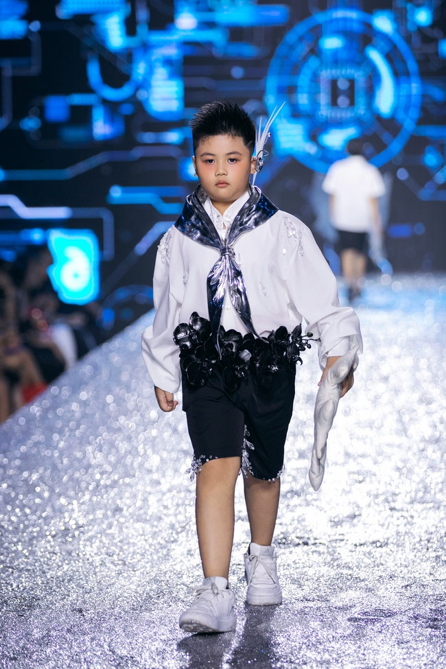 Hoàng Long T-B tỏa sáng tại Destination Runway Fashion Week 2024 - ALPHA - Ảnh 3.