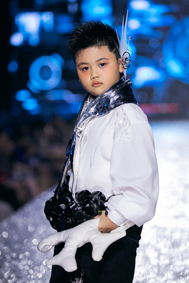 Hoàng Long T-B tỏa sáng tại Destination Runway Fashion Week 2024 - ALPHA - Ảnh 1.