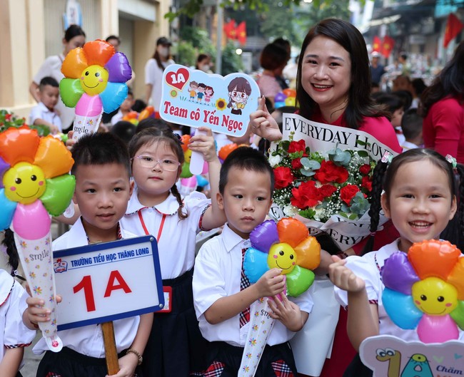 Thủ đô Hà Nội rộn ràng trong ngày &quot;Toàn dân đưa trẻ tới trường&quot; - Ảnh 1.