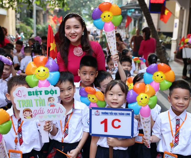 Thủ đô Hà Nội rộn ràng trong ngày &quot;Toàn dân đưa trẻ tới trường&quot; - Ảnh 4.