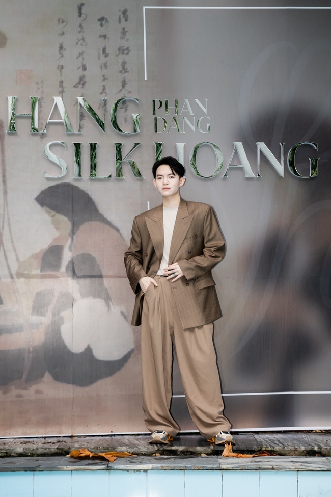 NTK Phan Đăng Hoàng &quot;một mình&quot; chinh chiến tại Milan Fashion Week 2025 - Ảnh 4.