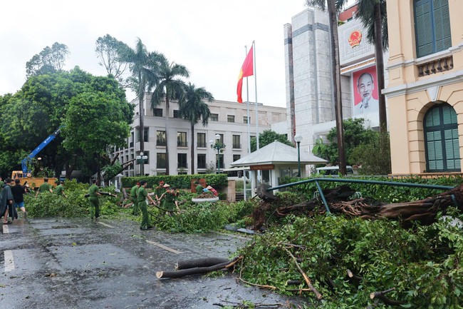 Hà Nội huy động hơn 100 công nhân môi trường dọn dẹp vệ sinh các tuyến phố nội đô - Ảnh 30.