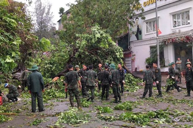 Hà Nội huy động hơn 100 công nhân môi trường dọn dẹp vệ sinh các tuyến phố nội đô - Ảnh 8.